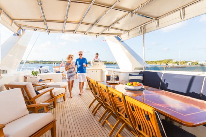 Motor yacht NO BUOYS - Alfresco dining and sunbathing on the sundeck