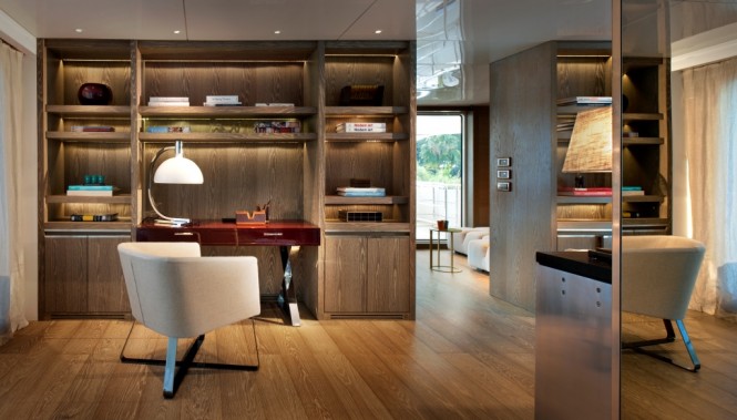 Motor yacht ORIENT STAR - Study and adjacent skylounge