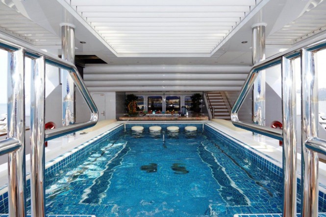Motor yacht TITANIA - Spa pool with bar seating on the upper aft deck