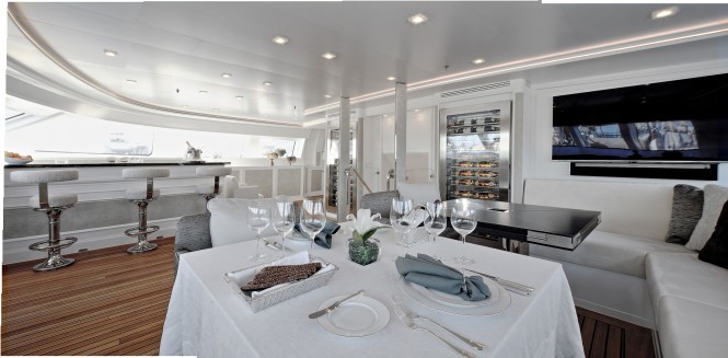 Superyacht SPIRIT OF THE C'S - Formal dining and bar