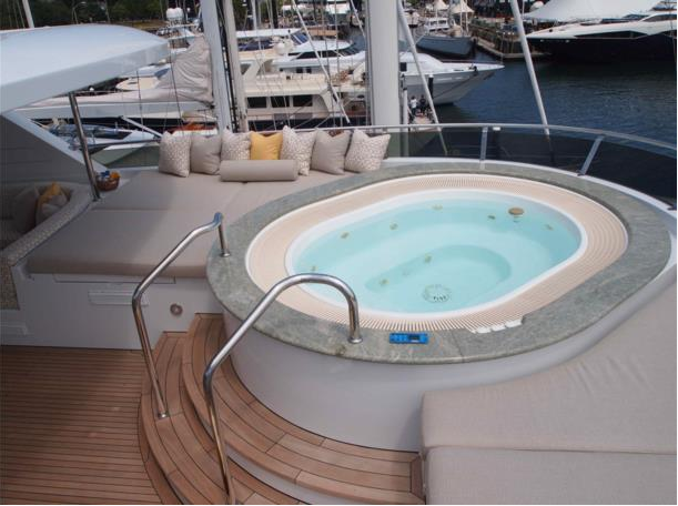 Superyacht THREE FORKS - Jacuzzi on the sundeck