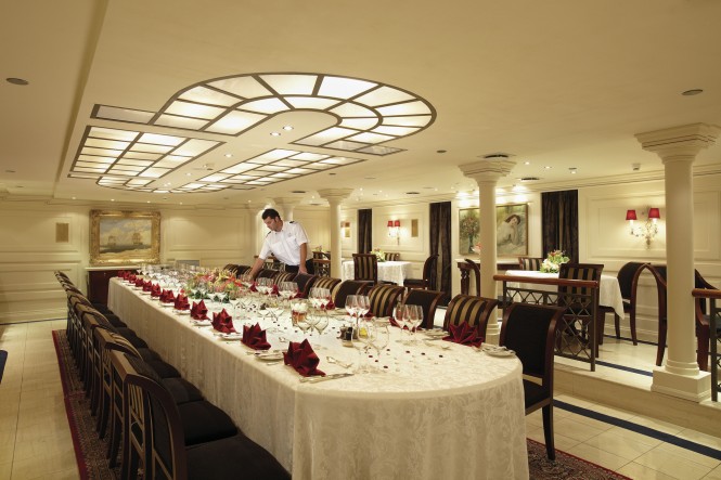 Classic yacht CHRISTINA O - Formal dining