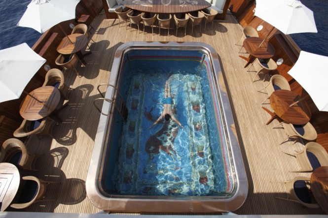 Luxury yacht CHRISTINA O - Mosaic swimming pool