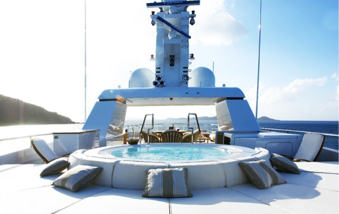Luxury yacht HARLE - Sundeck Spa Pool