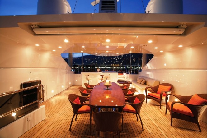 Motor yacht DIANE - Sundeck dining