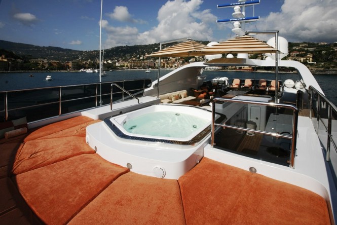 Superyacht DIANE - Spa pool and sunpads