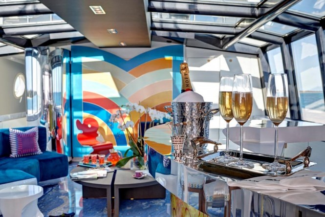 Superyacht HIGHLANDER - The glass domed skylounge is an energizing place with spectacular views
