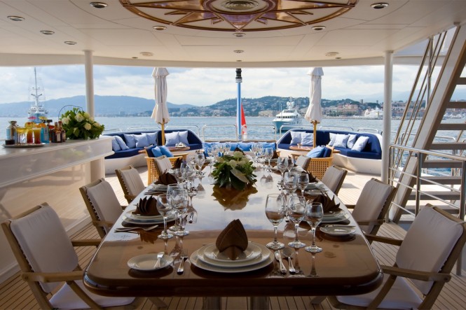 Superyacht INSIGNIA - Upper deck aft alfresco dining