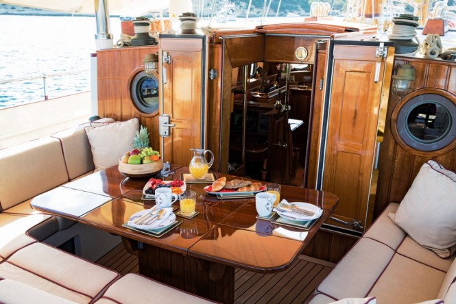 Superyacht SILVER SPRAY - Alfresco dining on the aft deck