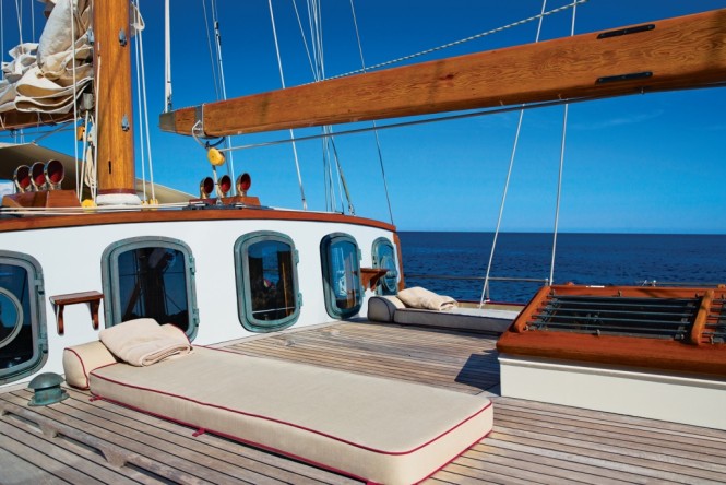 Superyacht SILVER SPRAY - Foredeck sunpads