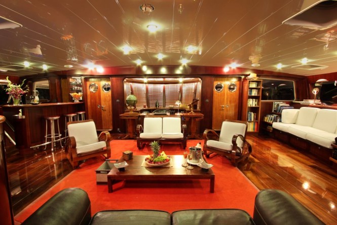 Sailing yacht DOUCE FRANCE - Timeless style in the salon