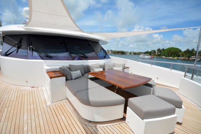 Luxury yacht AQUAVITA - Foredeck dining and convertible sunpads