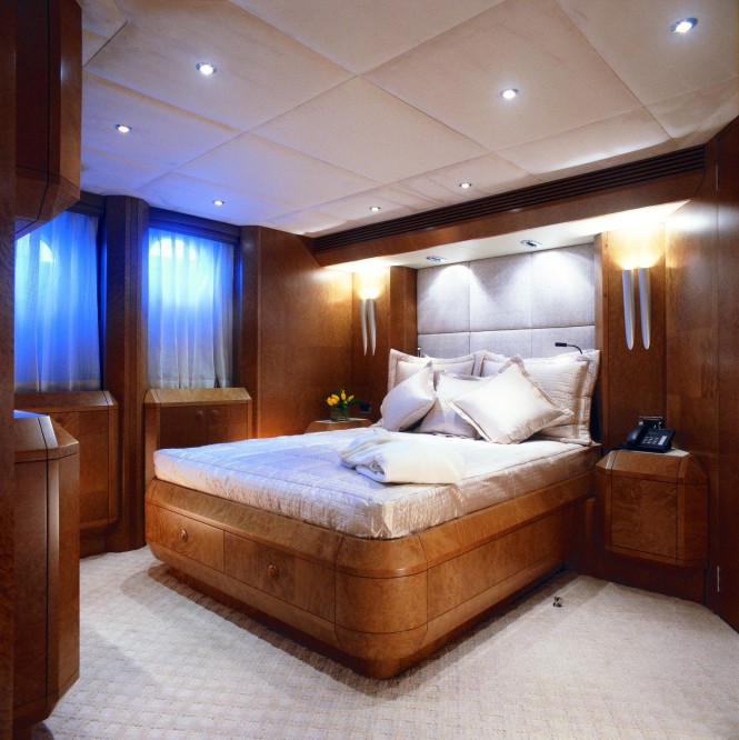 Luxury yacht BENITA BLUE - Master suite