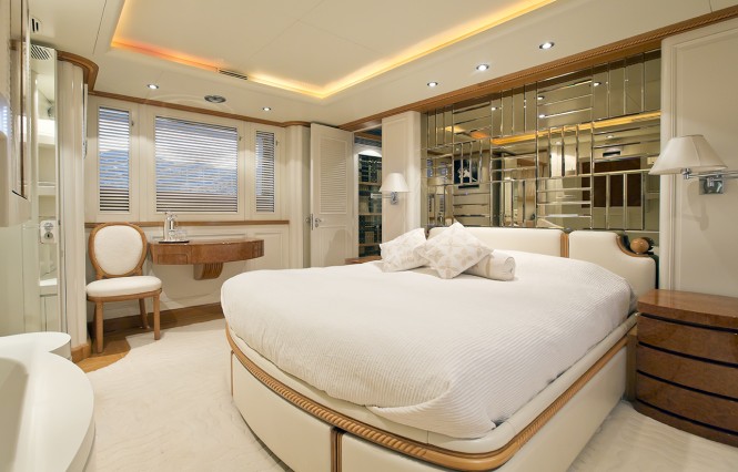 Luxury yacht DESAMIS B - Master suite