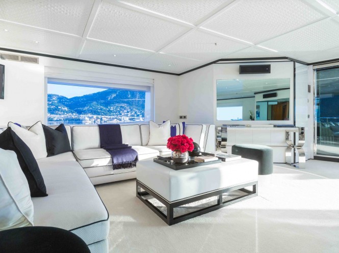 Luxury yacht MISCHIEF - Skylounge seating