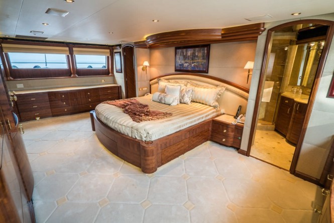 Luxury yacht NICOLE EVELYN - Master suite