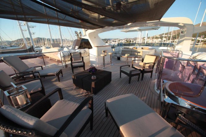 Luxury yacht QUEST R - Sundeck seating