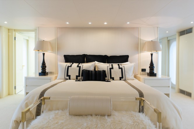 Luxury yacht SHE'S A 10 - Master suite