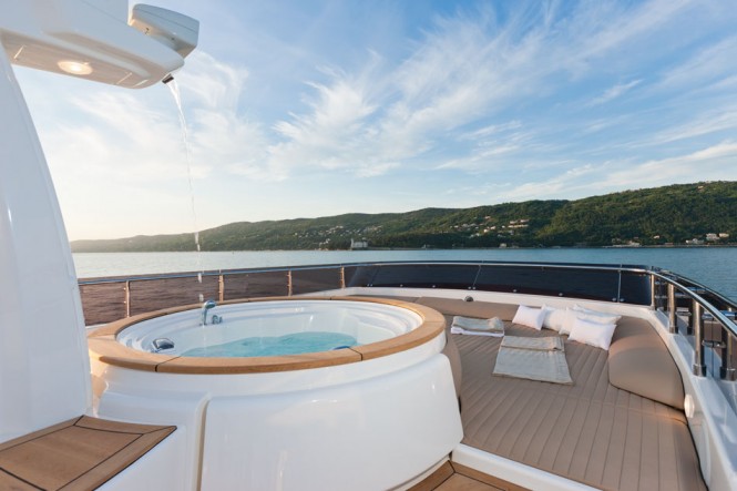 Luxury yacht ZIACANAIA - Flybridge sunpads and Jacuzzi