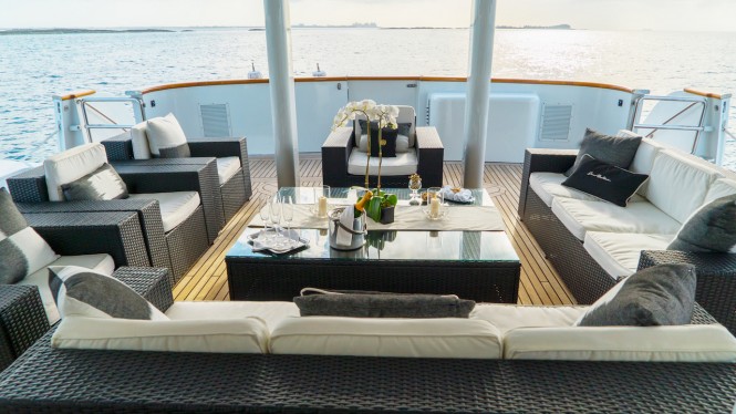M/Y GRAND ILLUSION - Main deck aft lounging