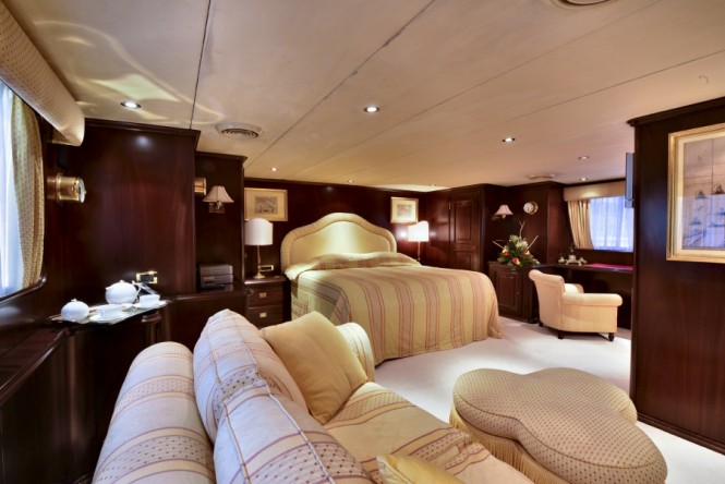 Master suite aboard luxury yacht COMMITMENT