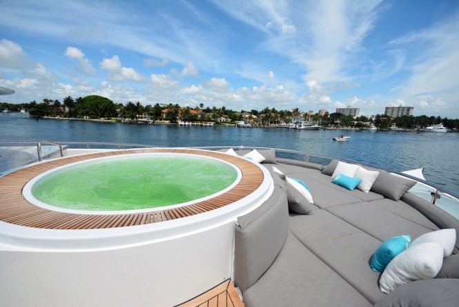 Motor yacht AQUAVITA - Sundeck Jacuzzi