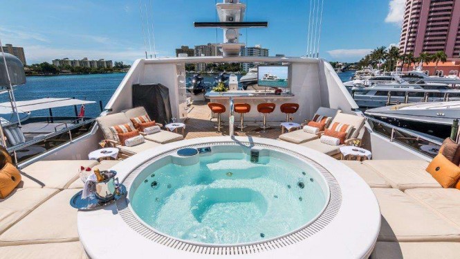 Motor yacht CLAIRE - Sundeck spa pool