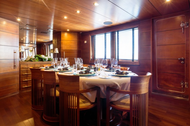 Motor yacht FIORENTE - Formal dining area