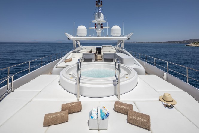 Motor yacht L'EQUINOX - Sundeck Jacuzzi