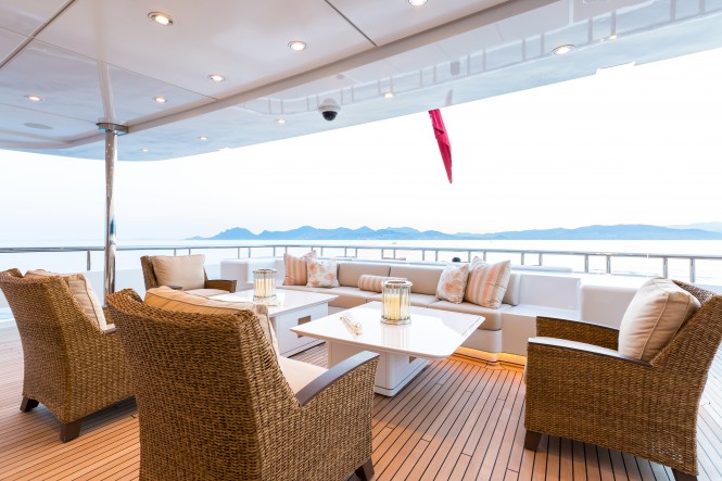 Motor yacht LUCKY LADY - Main deck aft seating