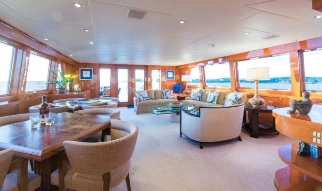 Motor yacht NO BUOYS - Aft salon with games tables