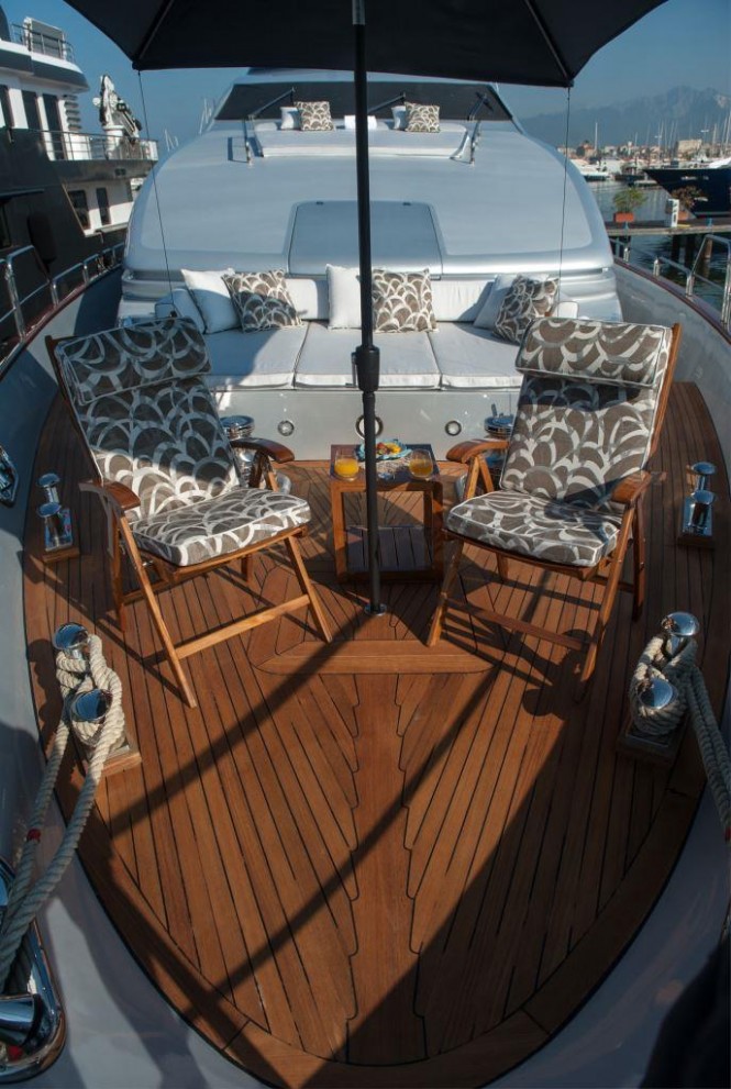 Motor yacht TAIL LIGHTS - Bow sunpads