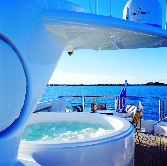 Superyacht BENITA BLUE - Top deck spa pool