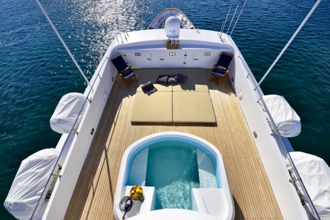 Superyacht COMMITMENT - Sunpads and pool on the sundeck