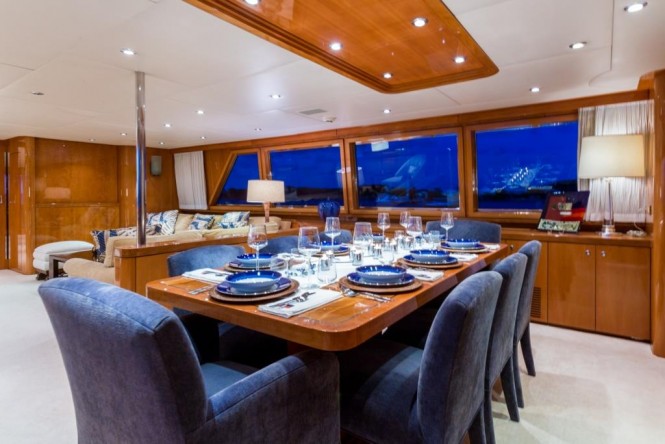 Superyacht NO BUOYS - Formal dining area