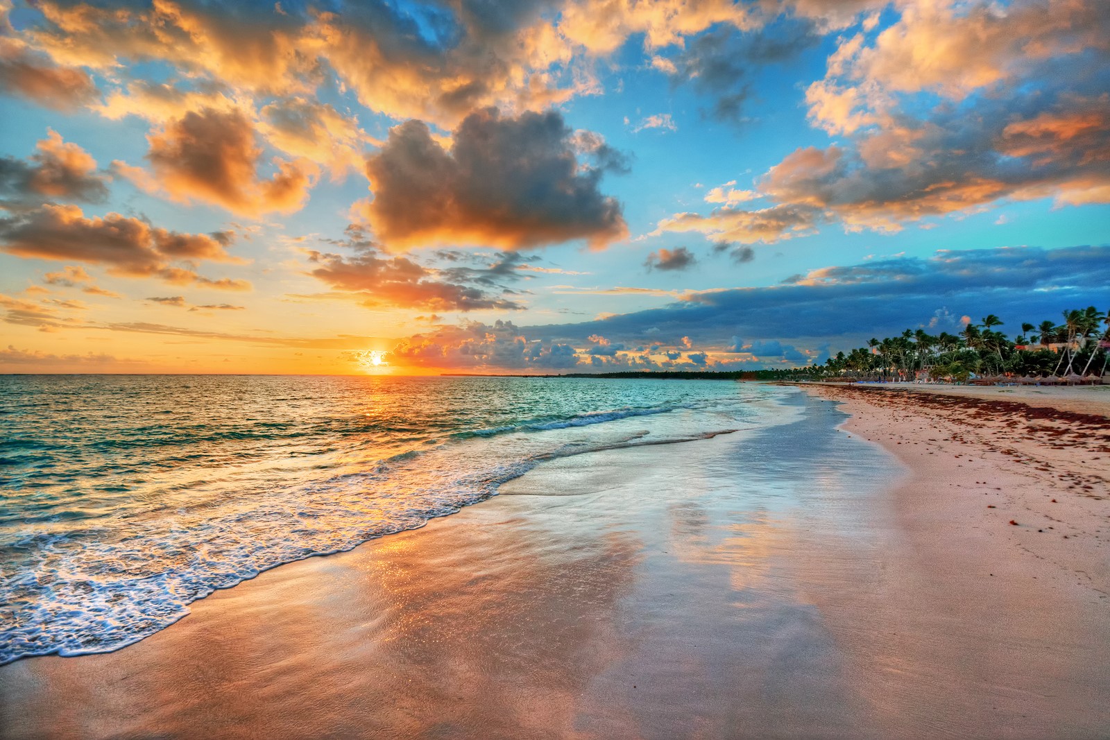 Bright And Dynamic Sea Beach Sunrise With Bright Blue Skies And — Yacht