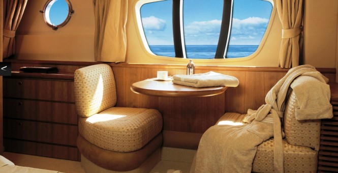 Luxury yacht BEAUTY - Master cabin seating