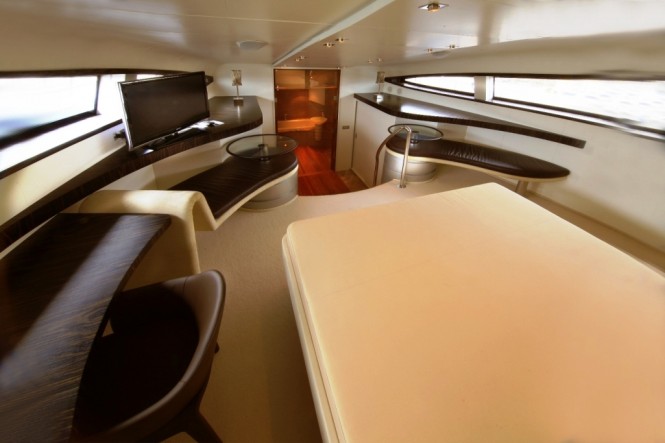 Luxury yacht BLUE MAMBA - Forward Master suite