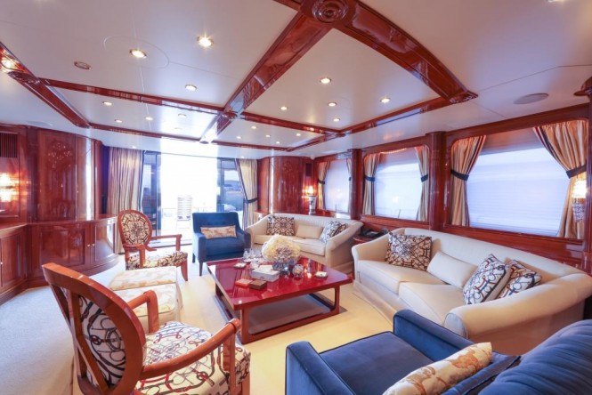 Luxury yacht DXB - Main salon