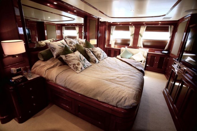 Luxury yacht DXB - Master suite
