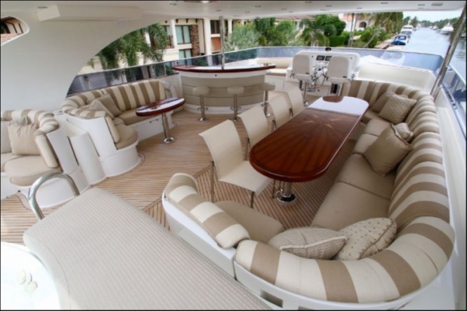 Luxury yacht EXIT STRATEGY - Sundeck seating