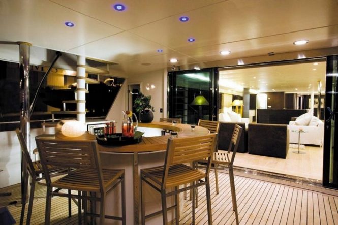 Luxury yacht LIONSHARE - Main deck aft at night