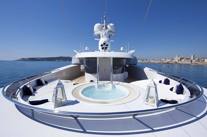 Luxury yacht SARAH - Jacuzzi and sunpads
