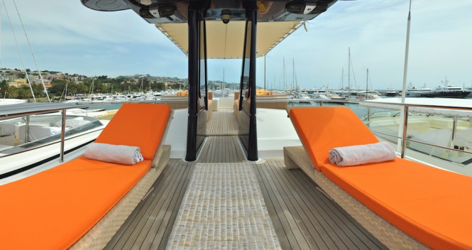 Motor yacht CONQUISTADOR - Sundeck sun loungers and outdoor seating