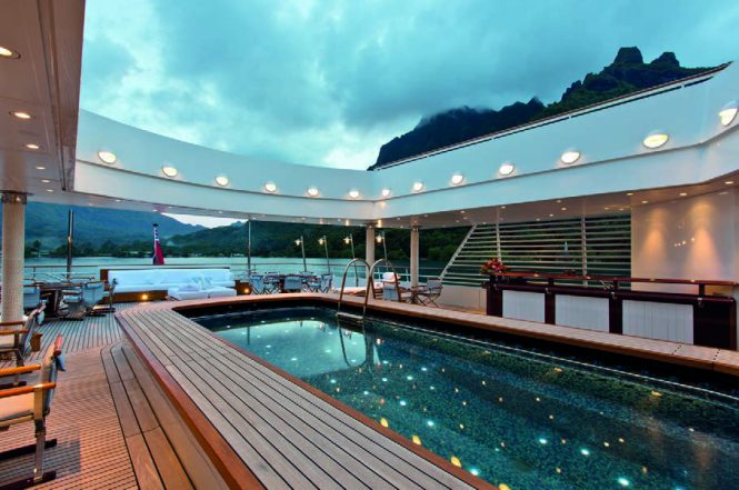 Motor yacht GRAND OCEAN - Pool, wet bar and alfresco seating