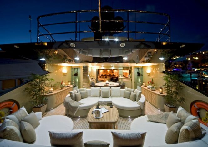 Motor yacht HOKULANI - Main deck aft lounge