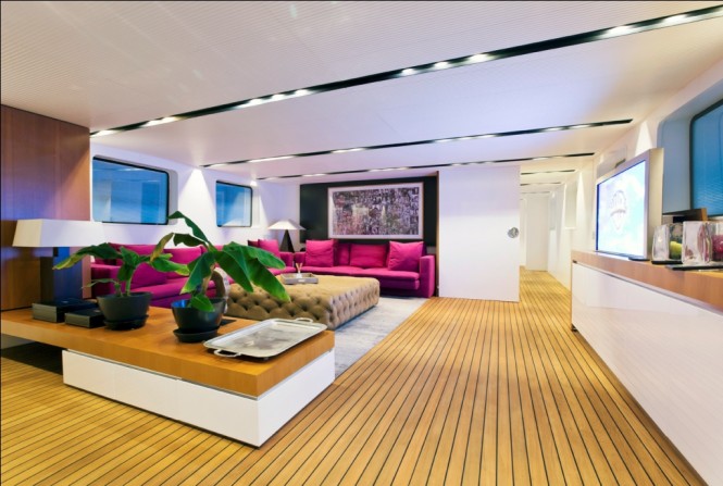 Motor yacht OUT - Syklounge