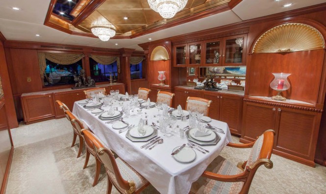 Motor yacht RELENTLESS - Formal dining area