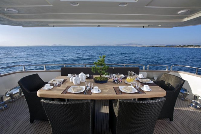 Open yacht TALYNE - Alfresco dining on the main deck aft