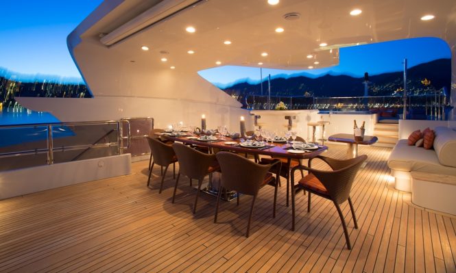 Superyacht DIANE - Sundeck dining, bar and Jacuzzi